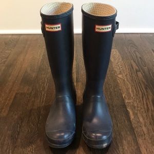 navy blue hunter rain boots